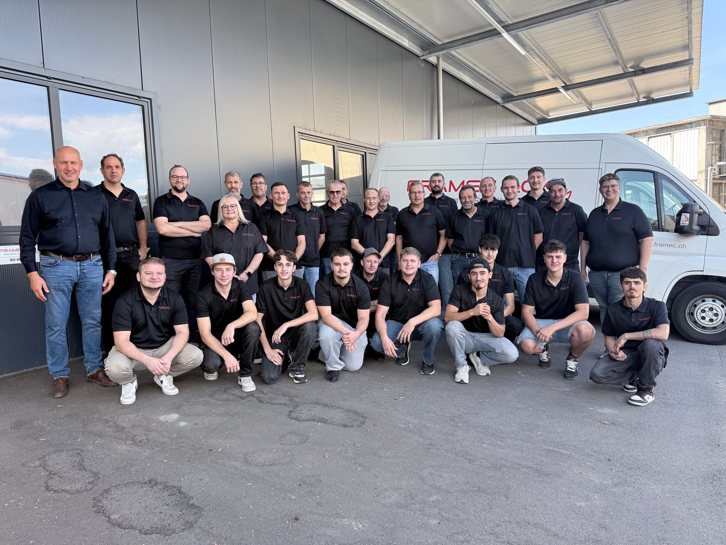 Das Team der Framec AG vor dem Firmengebäude in Gerlafingen